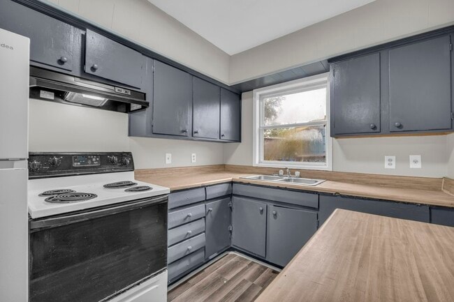 Photo - 405 Summerhaven Dr