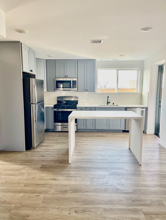 Building Photo - 5731 Lexington Ave Unit 203 Rental
