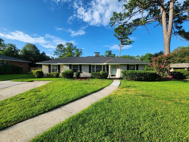 Building Photo - Spacious 4BR/2BA Brick Home with Fireplace, Large Island! NEW LVP Floors throughout!