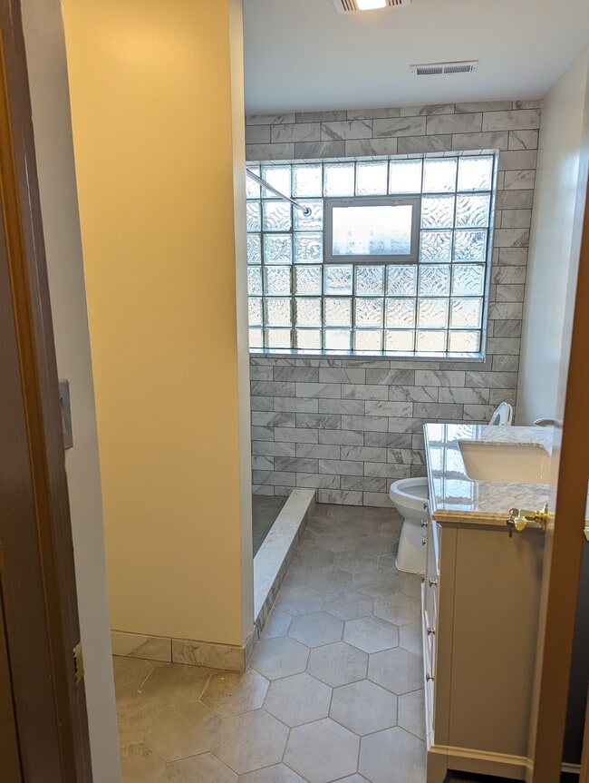 Photo - 3322 W Catalpa Ave Unit 1