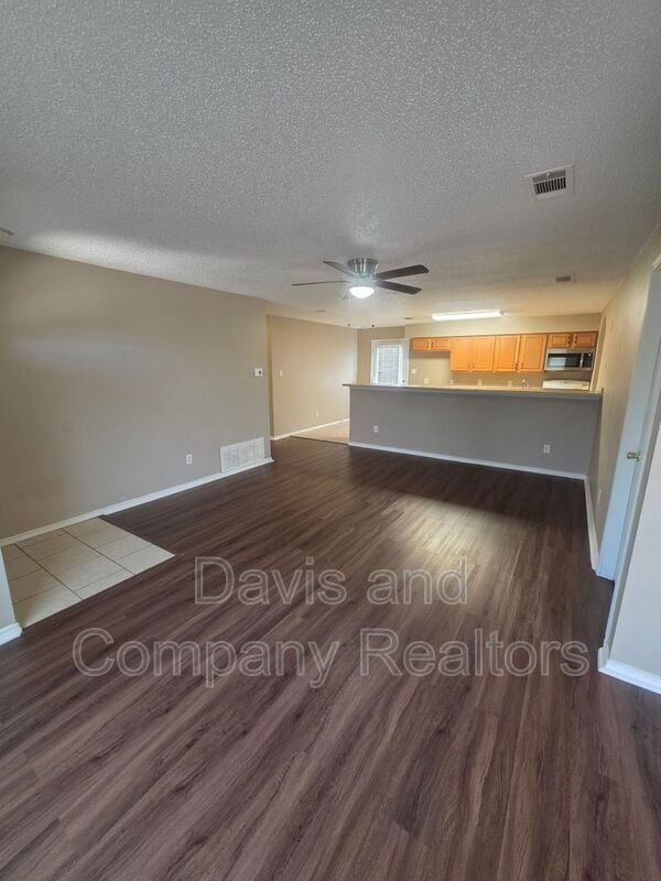 Photo - 707 Devonian Dr