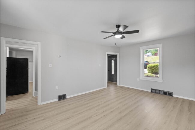 Photo - MOVE IN SPECIAL! SCORE HALF OFF 1ST MONTH'...