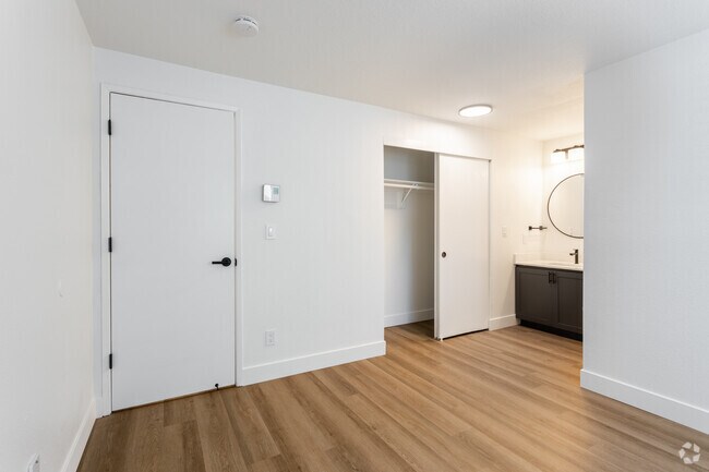 2BR, 2BA - 927SF