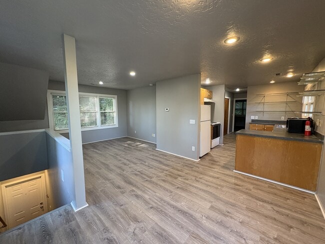 Photo - 1275 SW College St