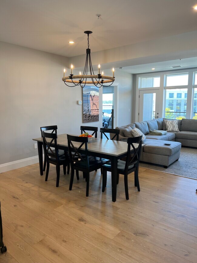 dining area - 23 Shipyard Dr Unidad 406