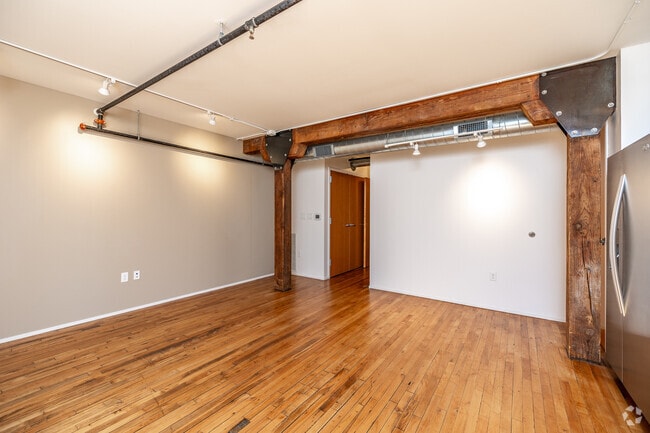 1BR, 1BA - 651 SF - Living Room