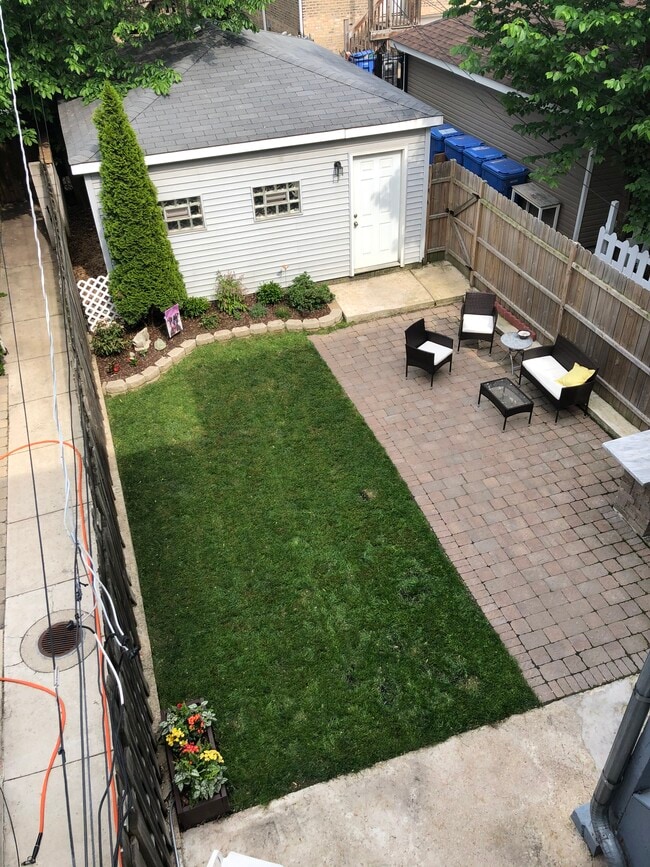 Backyard Patio - 1409 N Maplewood Ave Unit 1