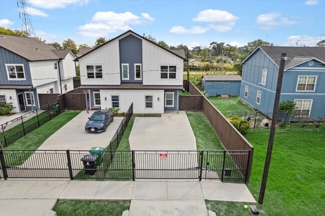 Photo - 2002 Lynnfield St