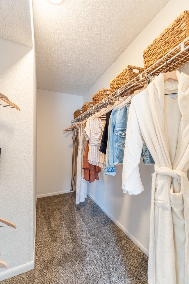 2BR, 2BA - 917SF