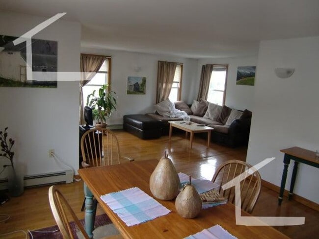 Photo - Nice 3 bed in oak square