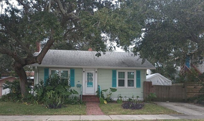 Building Photo - 410 N Oleander Ave Rental