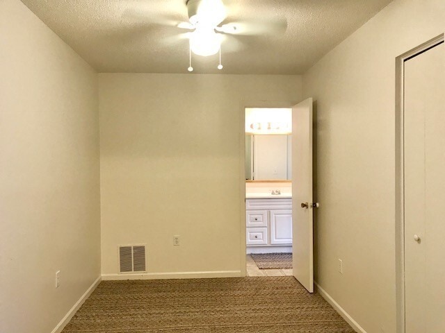 Photo - 1/1 WITH BALCONY - CLOSE TO SHOPPING/COLLEGES/BEACHES