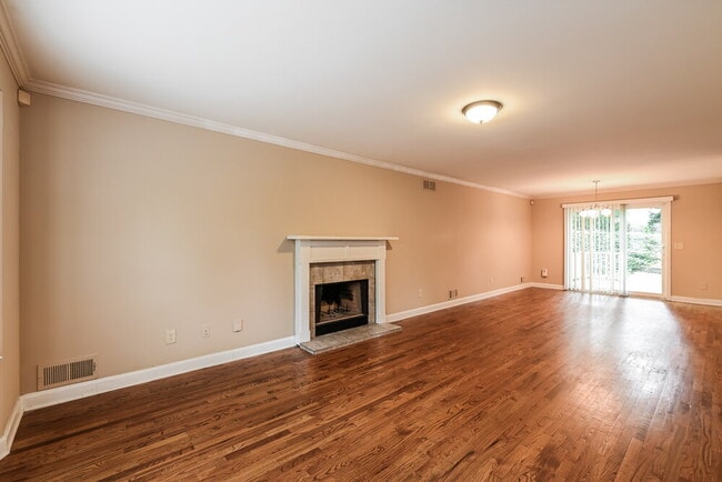 Photo - 504 Rockborough Terrace