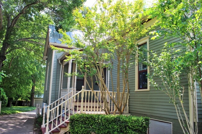 Building Photo - 303 College Unit 1