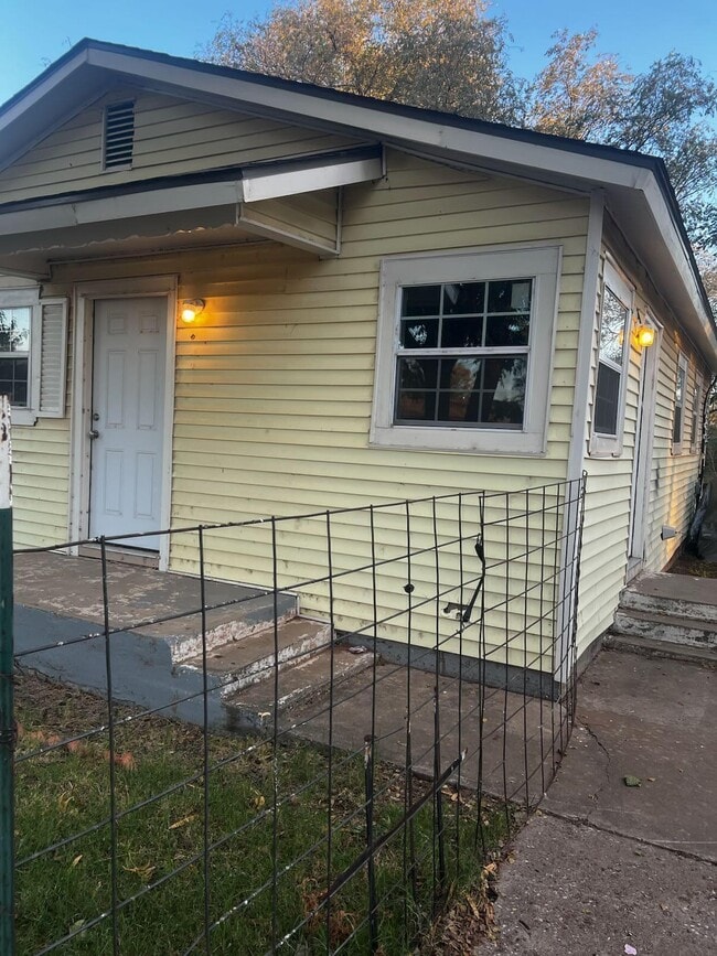 Building Photo - 2710 E 3rd St