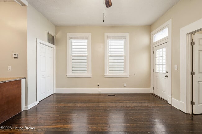 Photo - 813 Swan St
