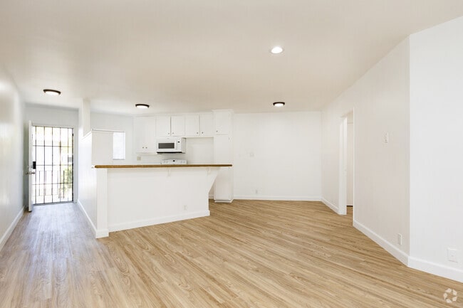 1BR, 1BA - 785SF