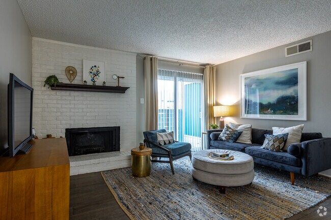 2BR, 2BA - 1,016SF