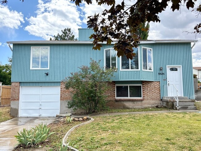 Building Photo - Awesome Split Entry with New Paint & Floor... Rental