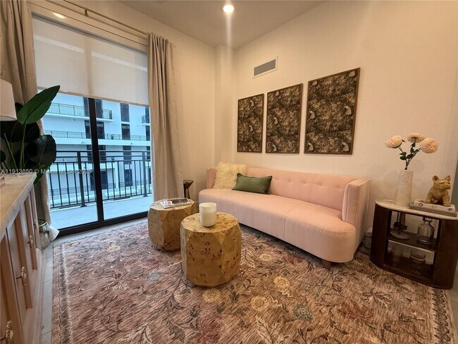 Photo - 2001 Van Buren St Unidad 744