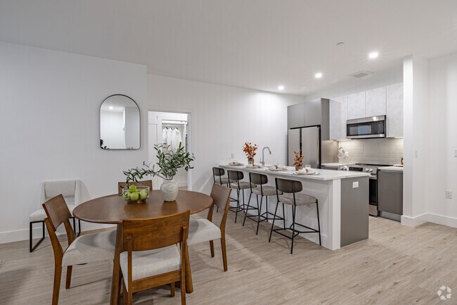 2BR, 2BA - 1,098SF - Kitchen