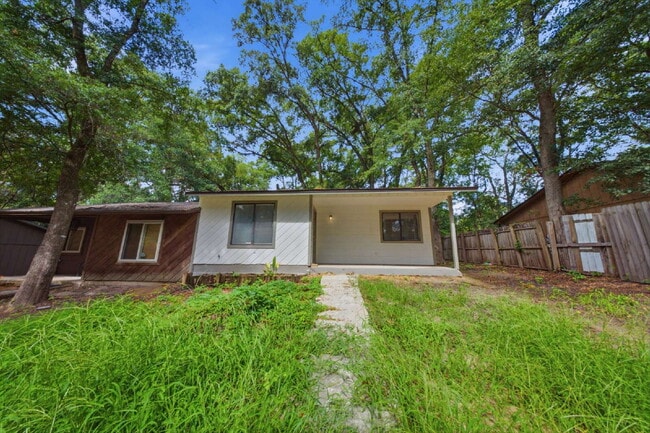 Building Photo - Recently Remodeled 2 Bedroom 1 Bathroom Duplex! BRAND NEW APPLIANCES! FRESH PAINT!