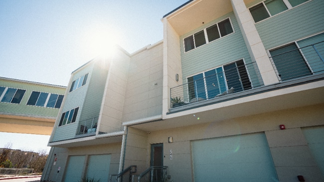 Building Photo - 604 N Bluff Dr Rental