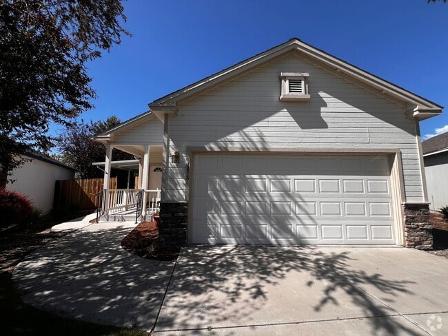 Building Photo - Charming 2/2.5 patio home in Gardnerville