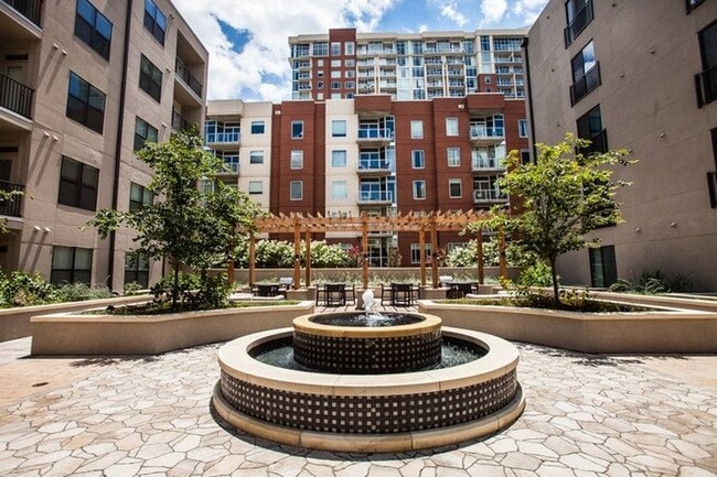 Outdoor Lounge + Fountain - Pine Street Flats Rental