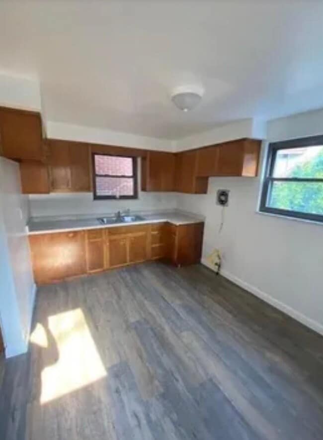 Cocina (la estufa no se muestra) - 799 Greenfield Ave