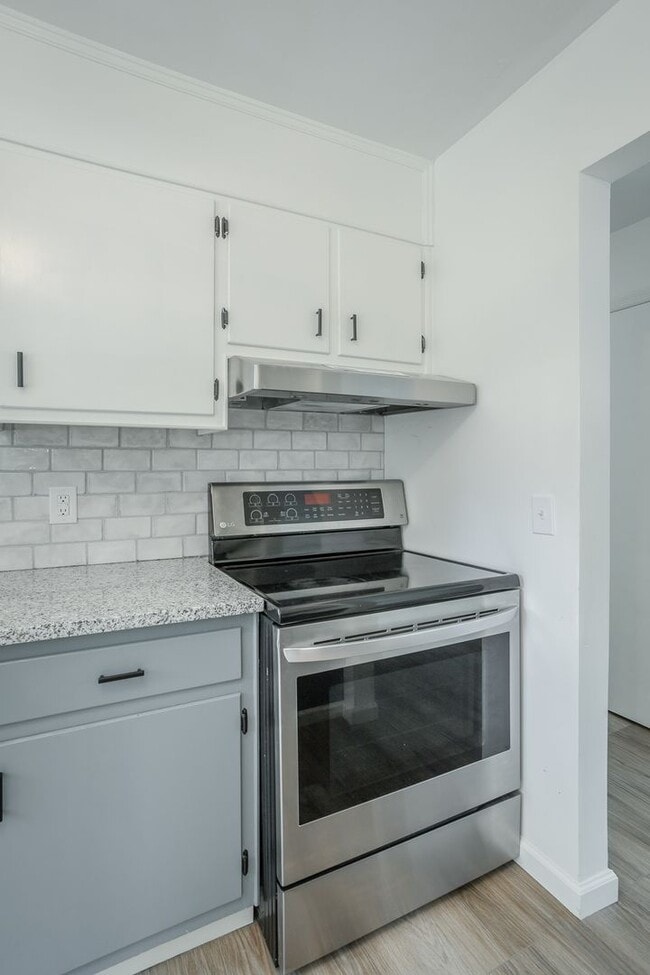 Building Photo - Spacious House in Hixson