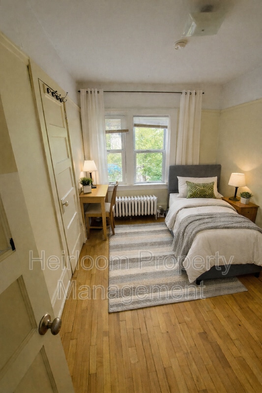 Photo - 1112 E 6th St