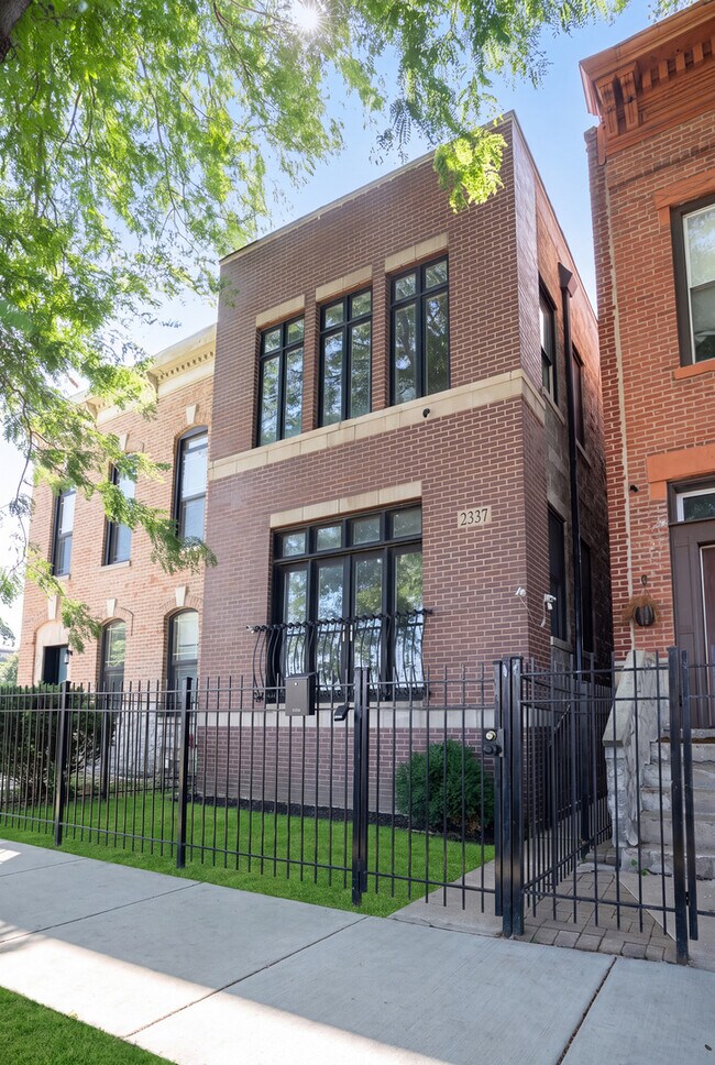 Building Photo - 2337 W Maypole Ave