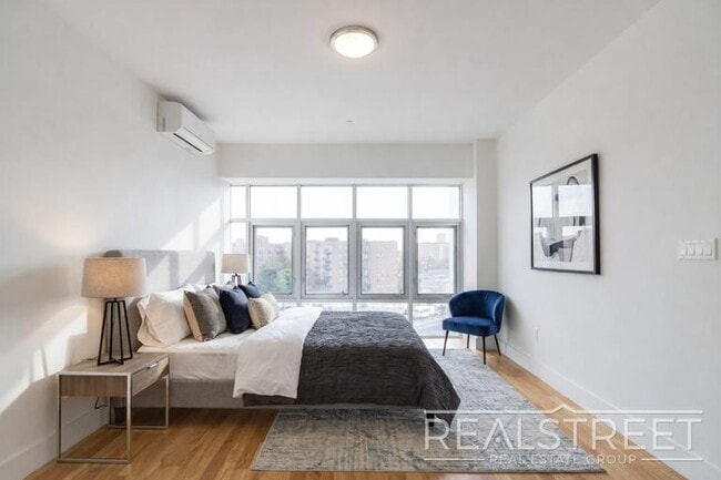 Photo - LUXURY LOFT in Queens! Unit 619