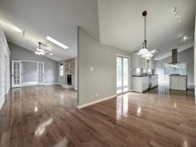 Photo - 2905 Perry Ln