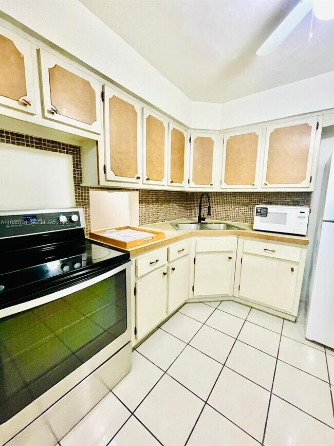 Photo - 1550 NE 191st St Unit 306