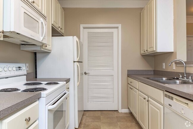 1BR, 1BA - 796SF - Kitchen - Gorden Farms Luxury Condominiums