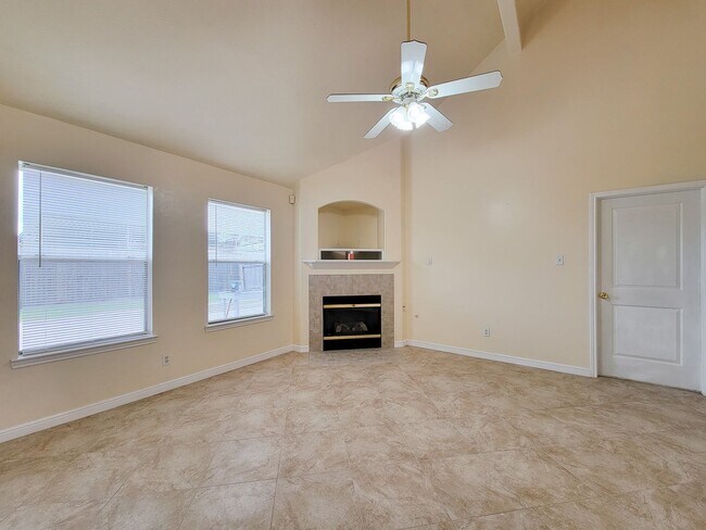Photo - NICE CLEAN HOME. FORMAL LIVING DINING , DEN, BIG KITCHEN WITH BRAKFAST ROOM. TILE FLOOR IN KITCHE...