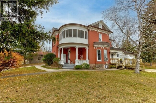 Photo - 635 Laurel St