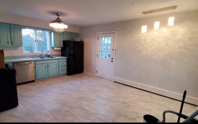 Building Photo - 717 Squires Ave