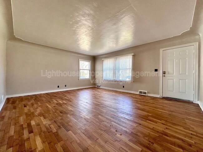 Photo - 527 Ferndale Ave NW