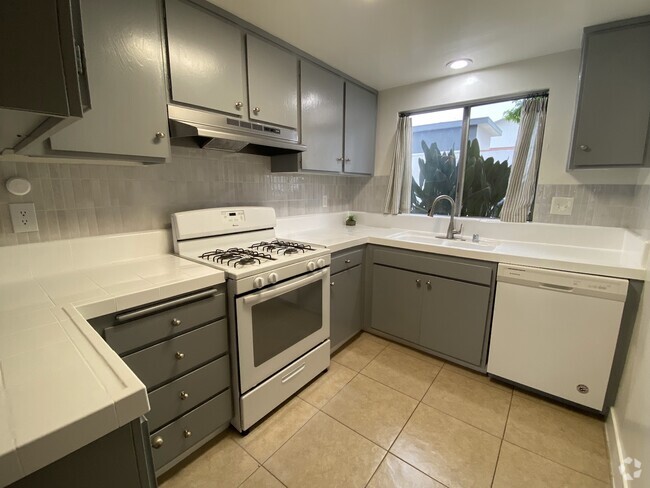 Building Photo - 2025 Oxford Ave Unit 5 Rental