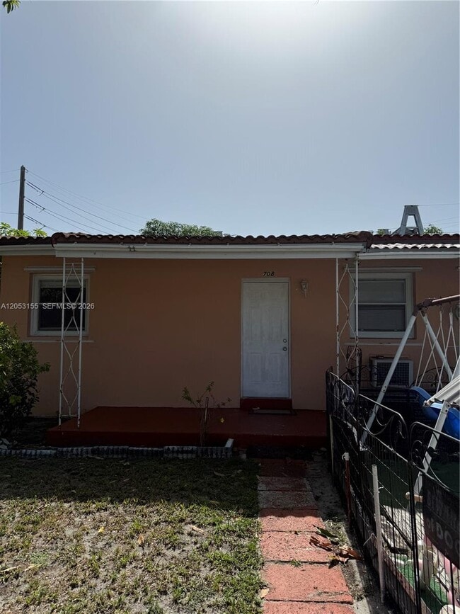 Building Photo - 708 N 20th Ct Unit 1-2
