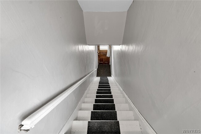 Photo - 629 Broadway St