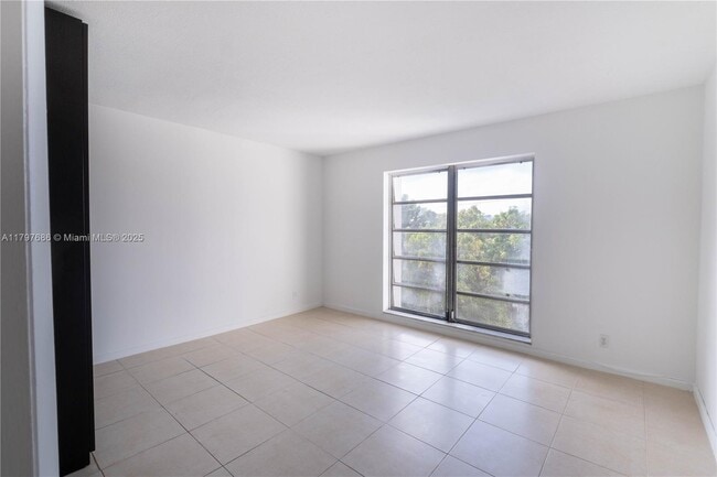 Photo - 1220 71st St