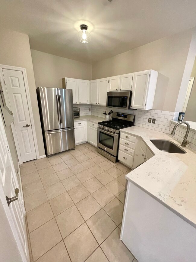 Building Photo - 1716 Lake Shore Crest Dr Unit 23