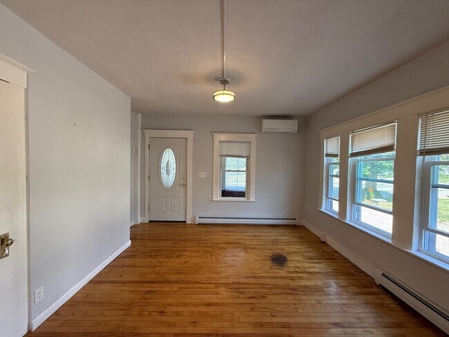 Photo - 104 S Main St