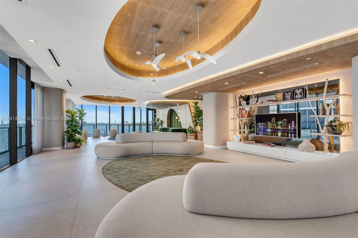 Photo - 700 NE 24th St