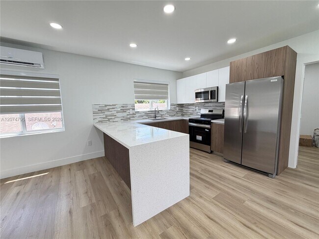 Building Photo - 311 SW 27th Ave Unit 317
