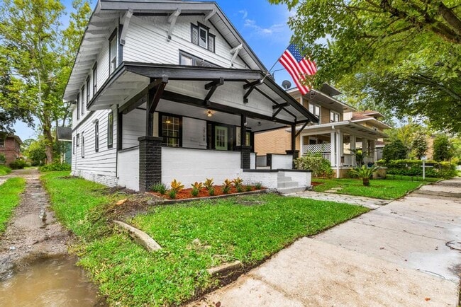 Photo - 2768-2770 College St Unidad B